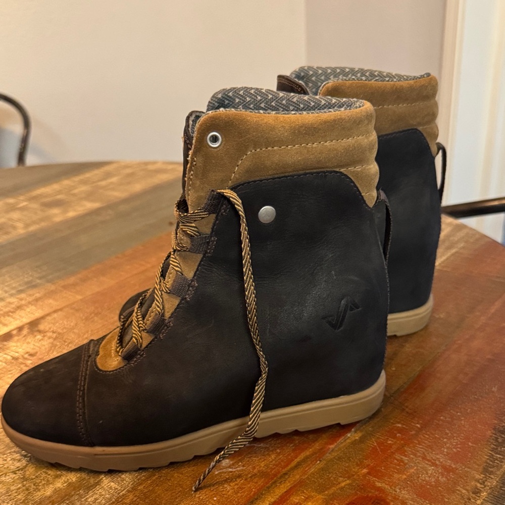 Stylish Black and Tan Men's Boots - Picture 2 of 5